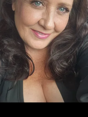Cum play with this hot sexy Cougar