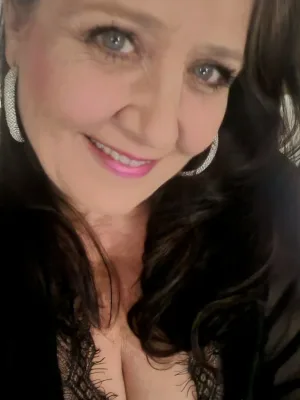 Cum play with this hot sexy Cougar