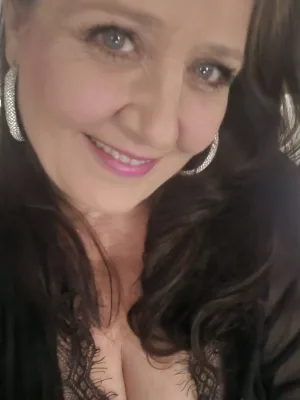 Cum play with this hot sexy Cougar