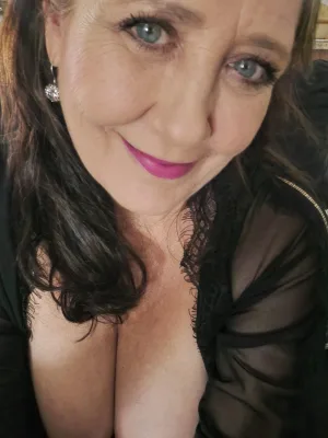 Cum play with this hot sexy Cougar