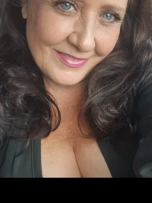 Cum play with this hot sexy Cougar