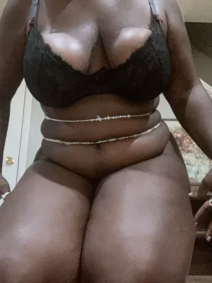 Curvy Chokolate woman with an incredibly tight pussy
